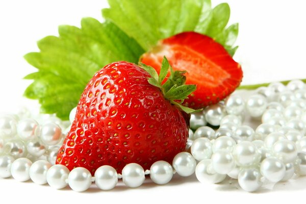 Fragola sulla collana di perle