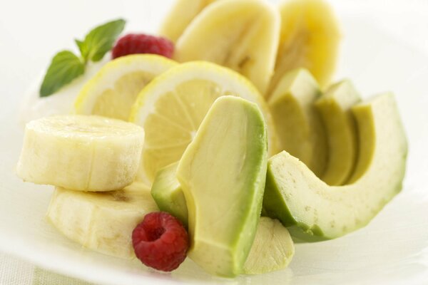 Dessert a base di pezzi di frutta tritati
