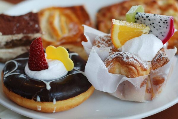 Donas, galletas, empanadas decoradas con frutas