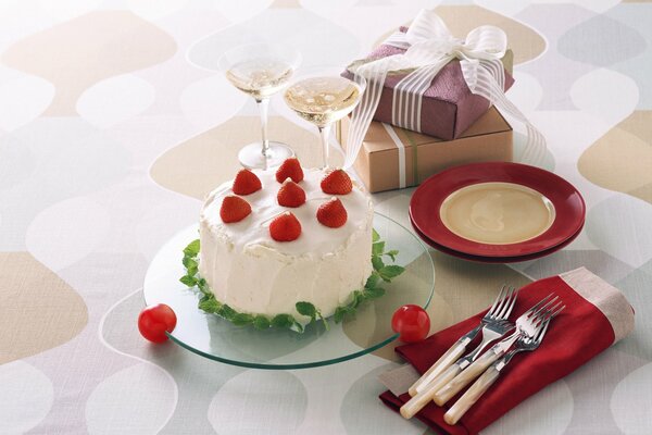Kuchen mit Erdbeeren als Geschenk