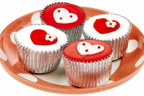 Cupcakes románticos con corazones para el día de San Valentín en moldes de papel de aluminio