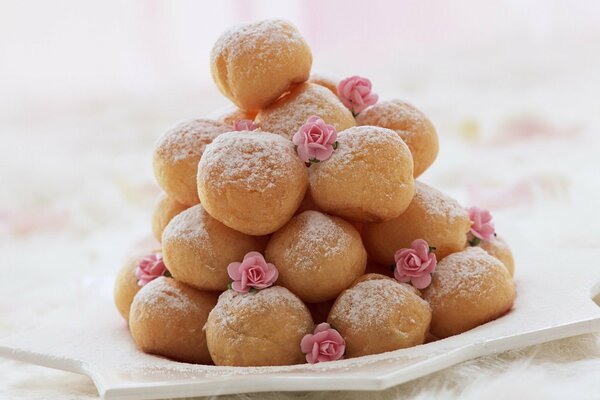 Donas con azúcar en polvo y rosetas