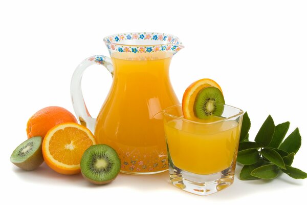 Jus de fruits dans un verre et dans une carafe