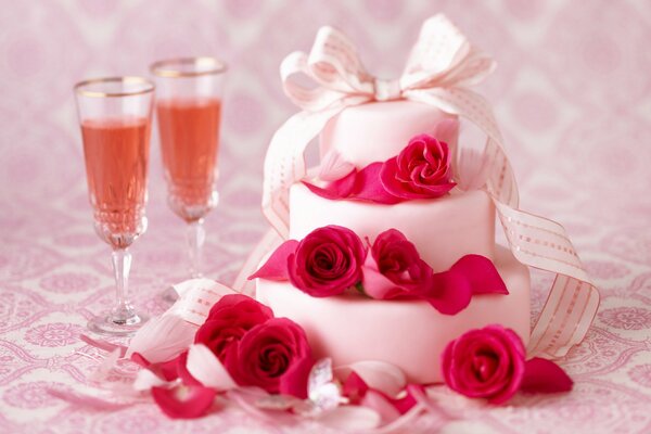 Pastel de cumpleaños con rosas y champán