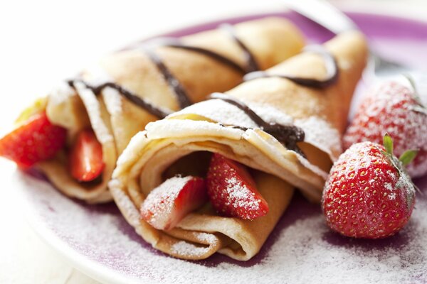 Panqueques con fresas y azúcar en polvo