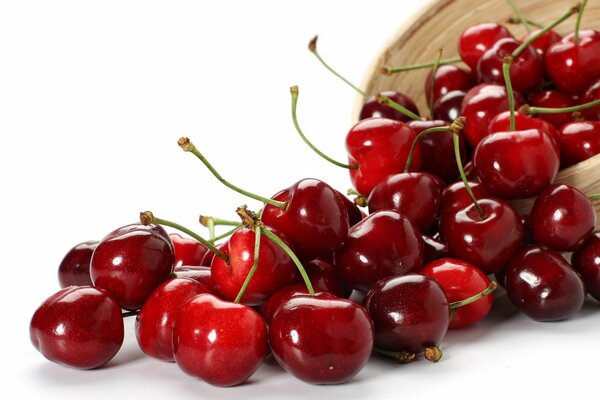Süßkirschenbeeren werden auf dem Tisch verschüttet