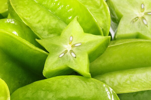 Carambola tropical verde en corte