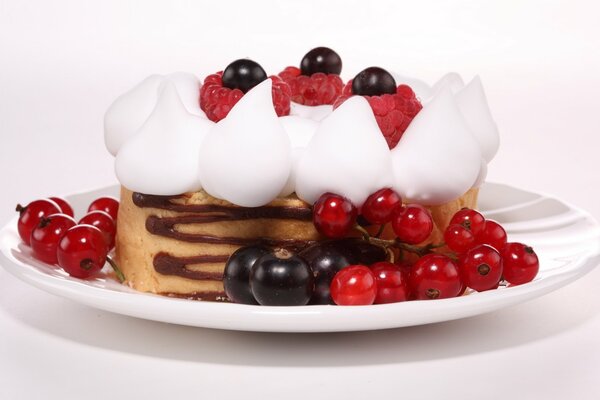 Postre dulce con grosellas y frambuesas