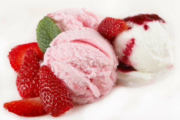 Boules de crème glacée à la fraise et à la menthe