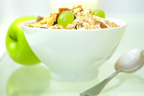 Muesli con uva in un piatto sul tavolo