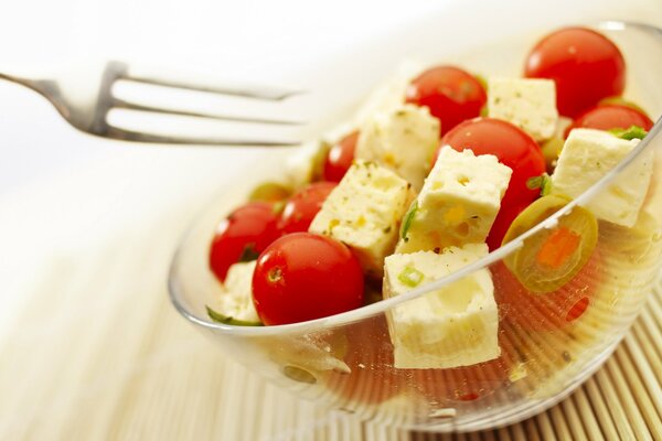 Un trattamento sano di formaggio e pomodori
