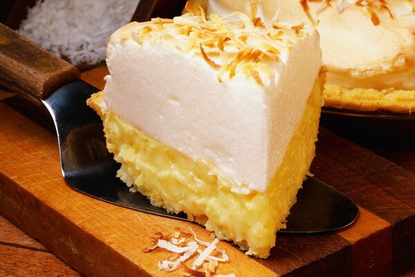 Torta ariosa di meringa e cocco