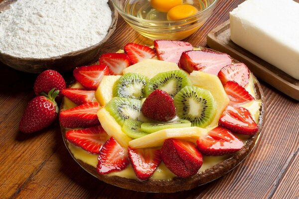 Strawberry-banana dessert with kiwi