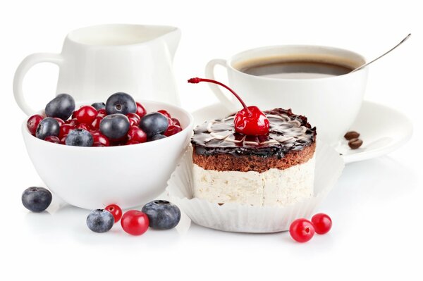 Café con crema y plato de bayas