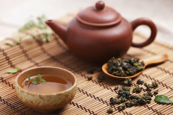 Tazza di tè e teiera di argilla