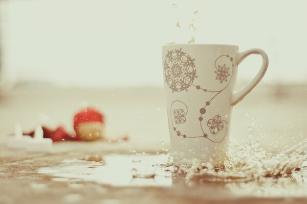 Le gocce d acqua si rompono sulla tazza
