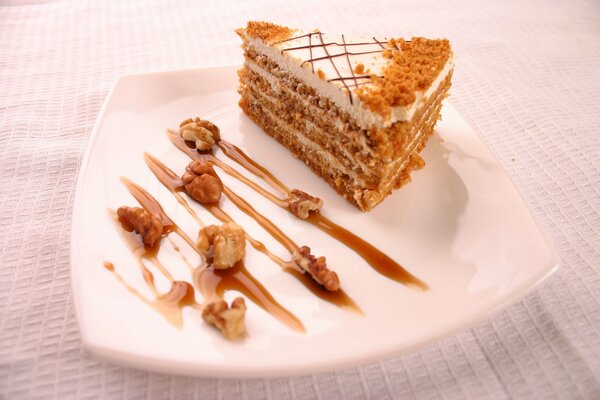 Ein Stück Kuchen mit einer Nuss und gekochter Kondensmilch