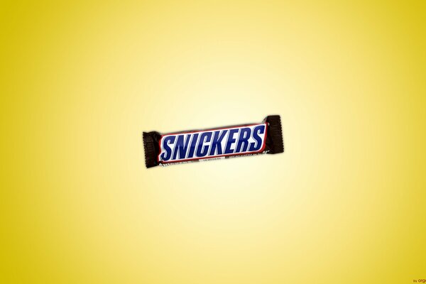 Legendarny batochnik Snickers na żółtym tle