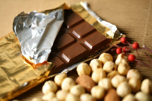 Barretta di cioccolato con noci spiegata