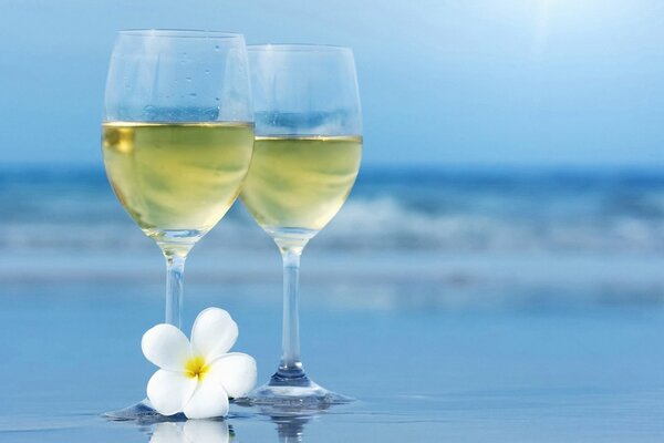 Dos copas de vino sobre un fondo borroso