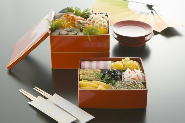 Warzywa z rybą i oliwkami w lunchboxie