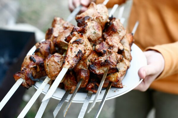 Un montón de deliciosos pinchos en brochetas