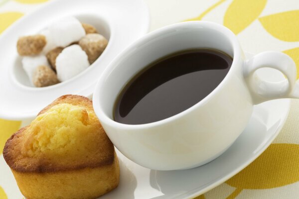 Tazza di caffè con muffin su piattino