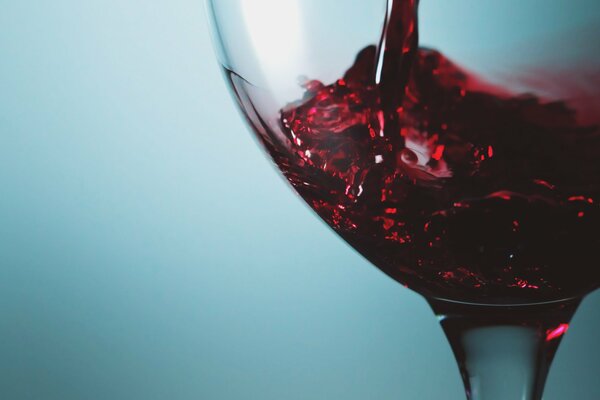 Glas Wein auf blauem Hintergrund