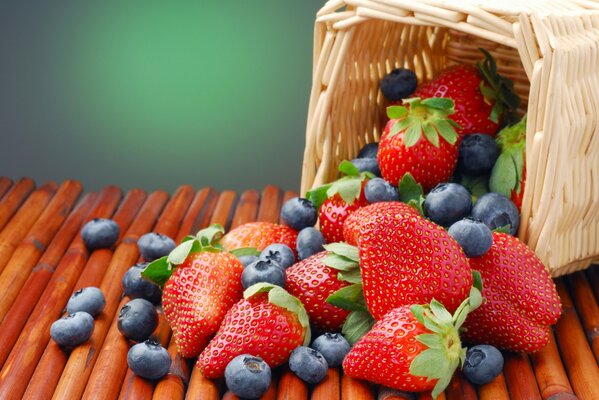 Cesta de fresas y arándanos