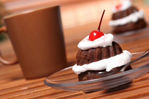 Torta con crema e ciliegia