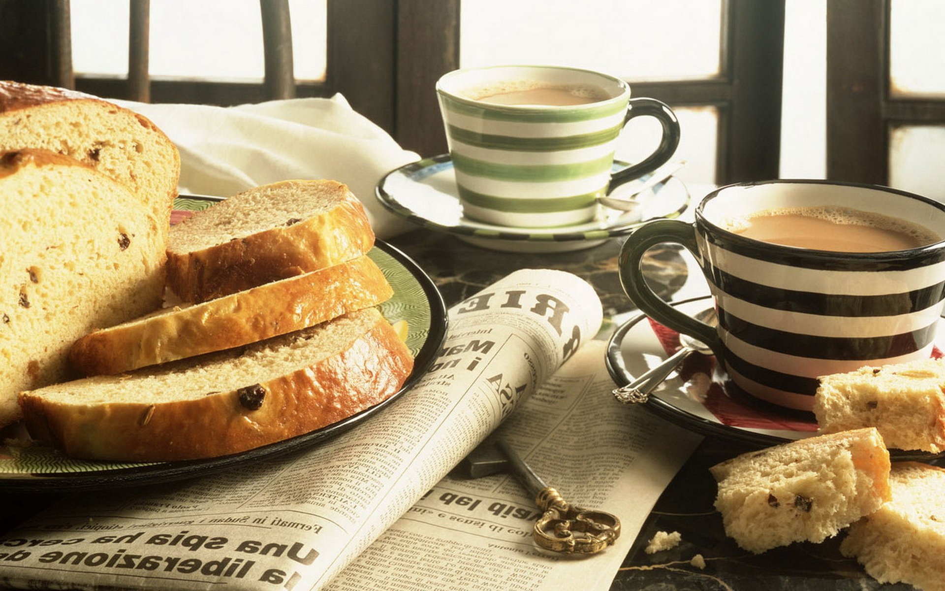 divers repas petit déjeuner table tasses assiettes vaisselle