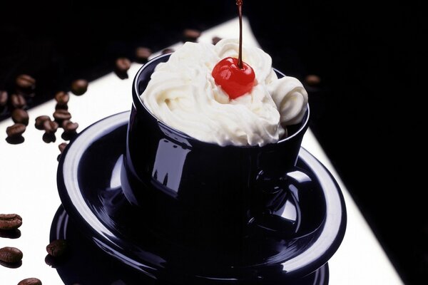 Crema batida con cerezas en la mesa