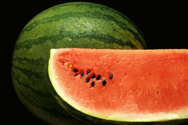 Wassermelone mit reifem Fruchtfleisch und Knochen