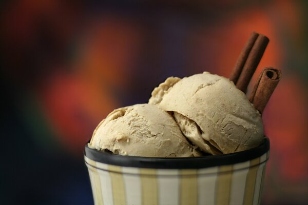 Gelato alla cannella in crema a strisce su sfondo sfocato