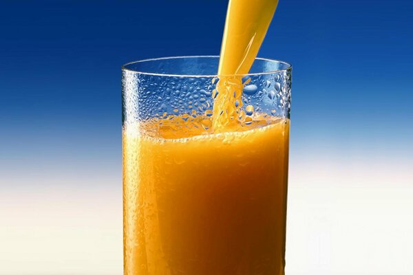 Ein Schluck Frische und Vitamine. Orangensaft in einem beschlagenen Glas