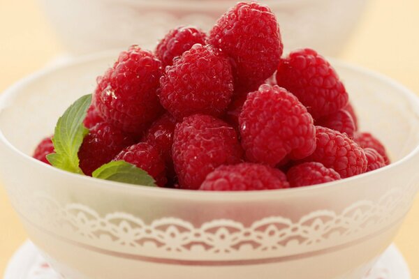 Assiette de baies de framboises mûres