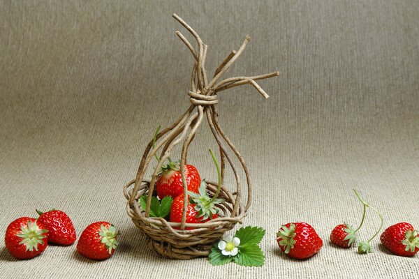 Délicieuses fraises sur la table