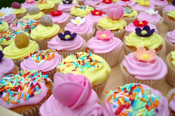 Deliciosos pasteles con crema rosa