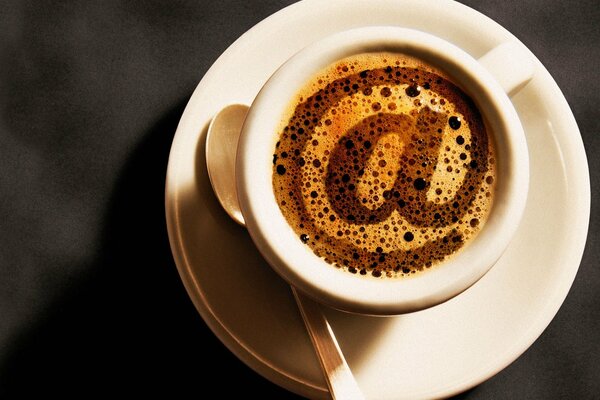 Tasse de café avec le symbole du chien sur la mousse