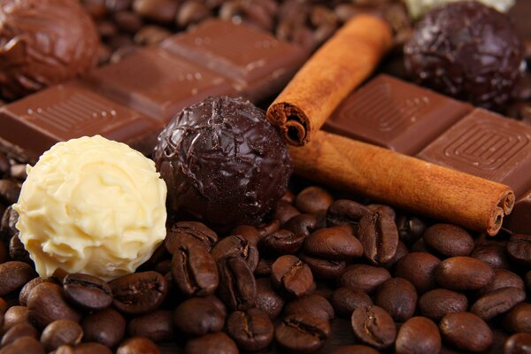 Cioccolato bianco e nero sui chicchi di caffè