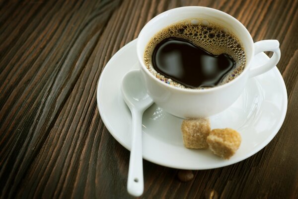 Sul tavolo una tazza di caffè caldo