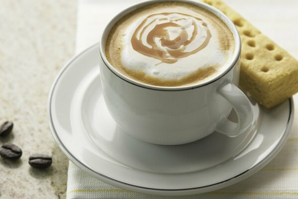 Taza de café con galletas blancas en platillo