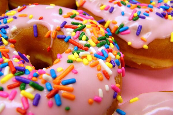 Donuts dulces con glaseado y chispas brillantes