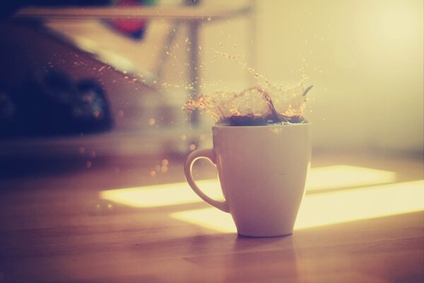 Rayos de la mañana y salpicaduras de café