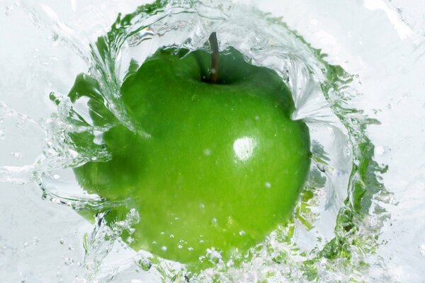 Grüner Apfel im Wasser in Makroaufnahmen