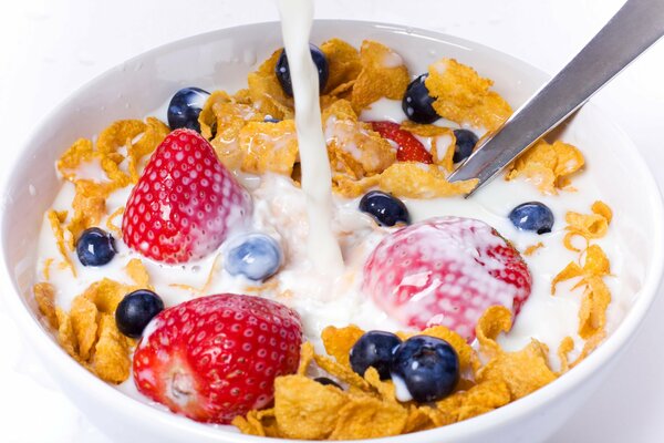 Cereales crujientes con arándanos y fresas