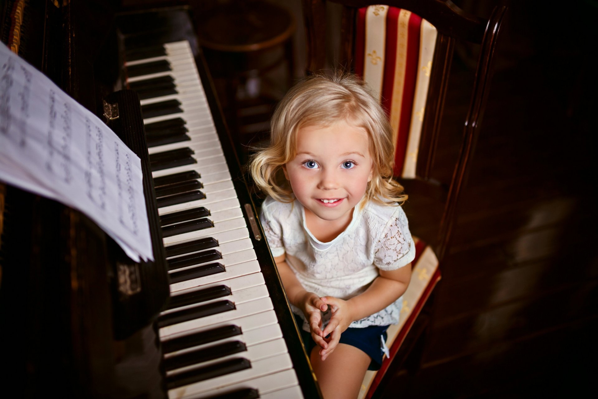 girl piano note