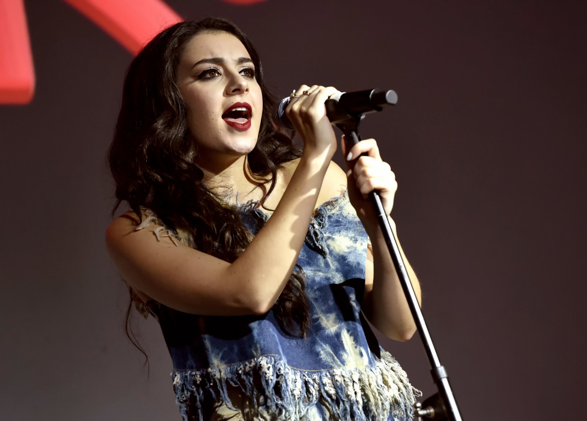 charlie xcx chanteur de rock à rio