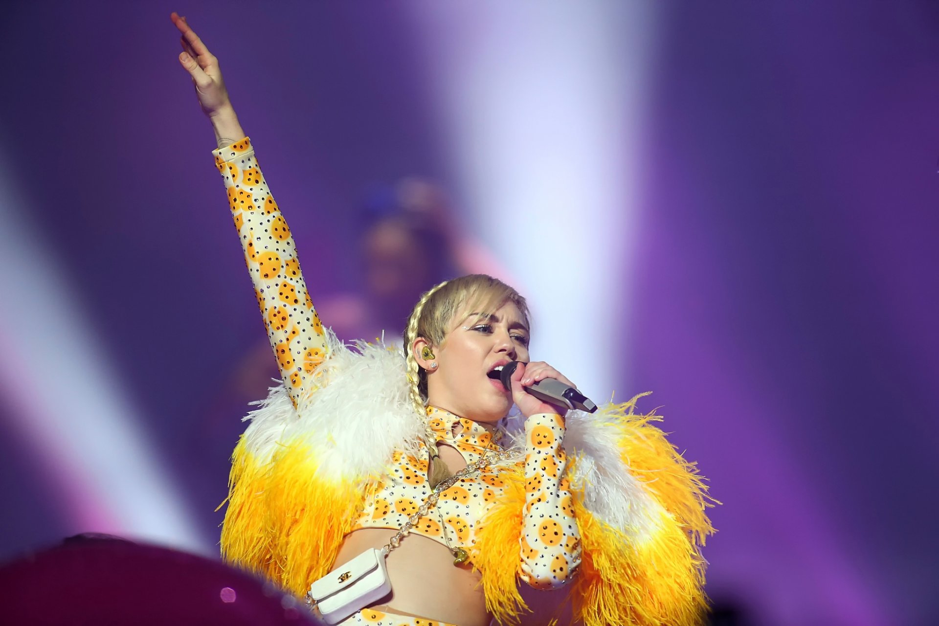 miley cyrus sängerin führt live in perth aus