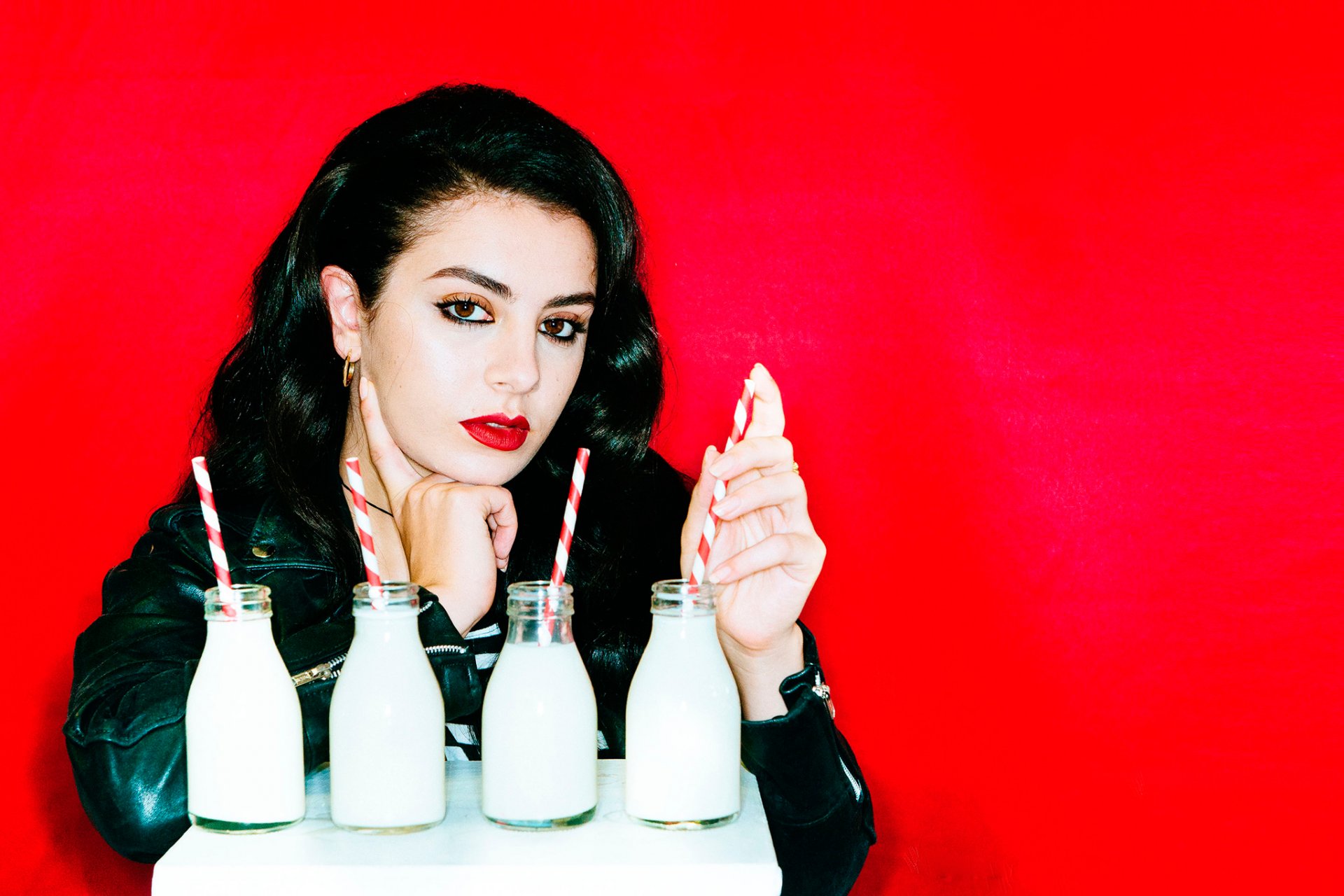 charli xcx charlotte emma aitchison sesja zdjęciowa diy tło